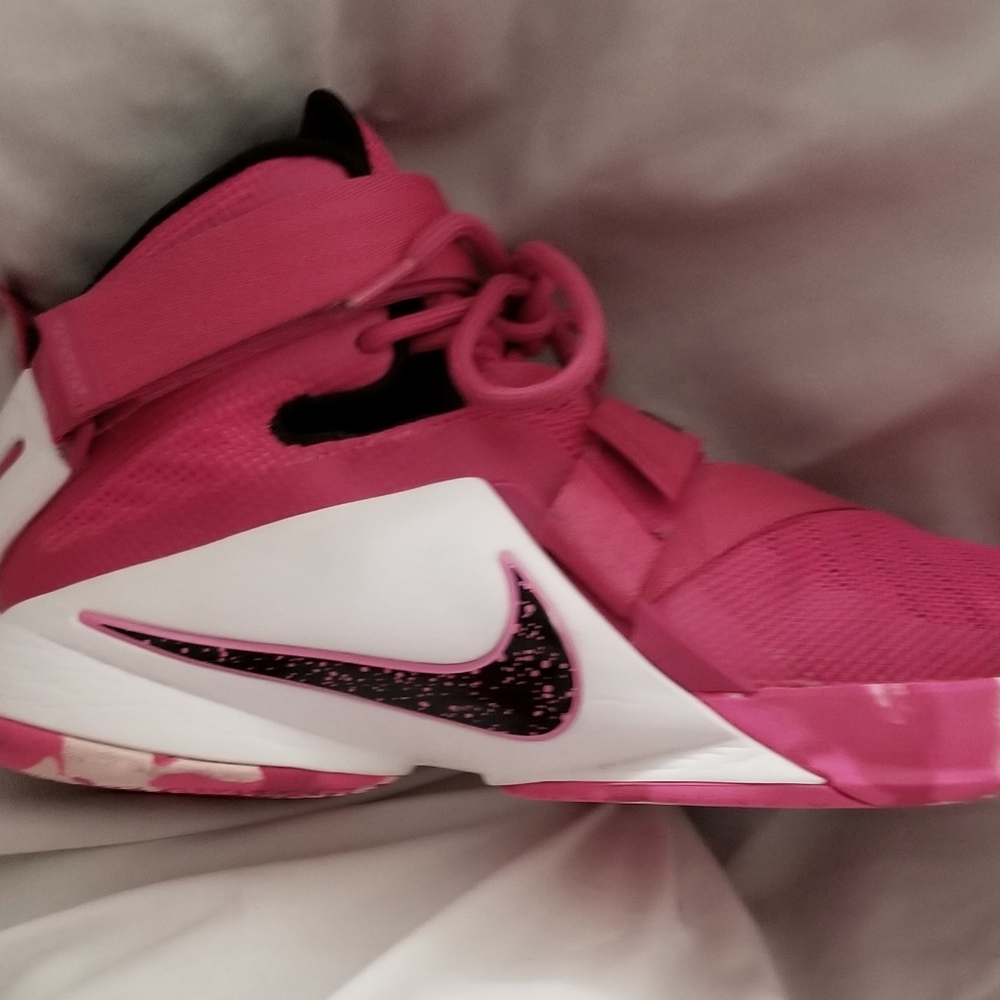 NIKE LeBron Soilder IX "Breast Cancer Awareness"